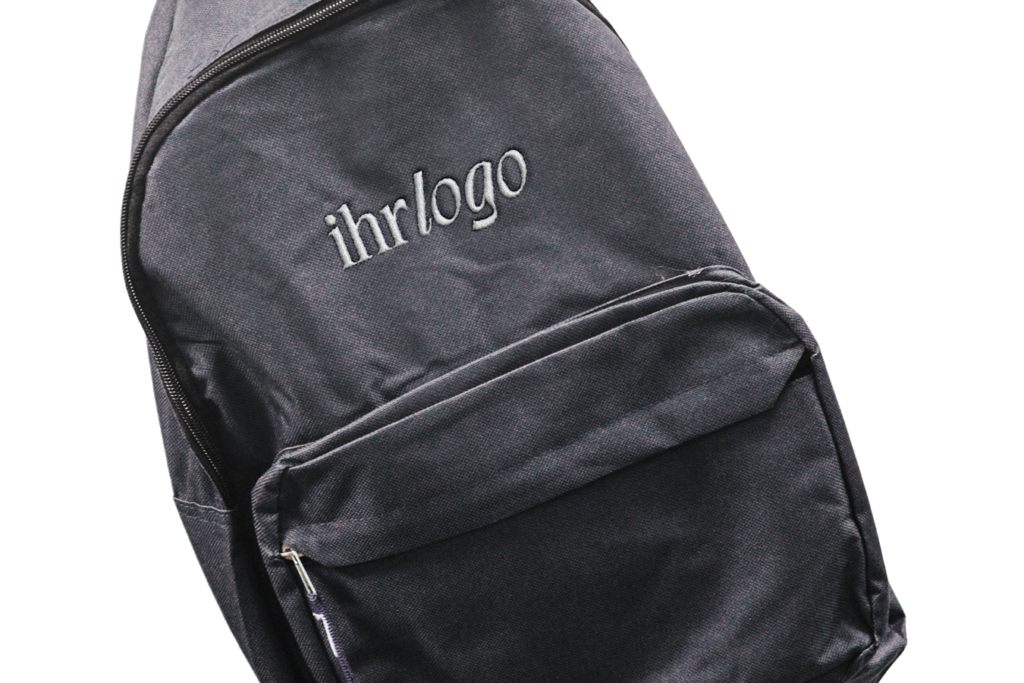 Schwarzer Rucksack mit individueller Logo-Stickerei