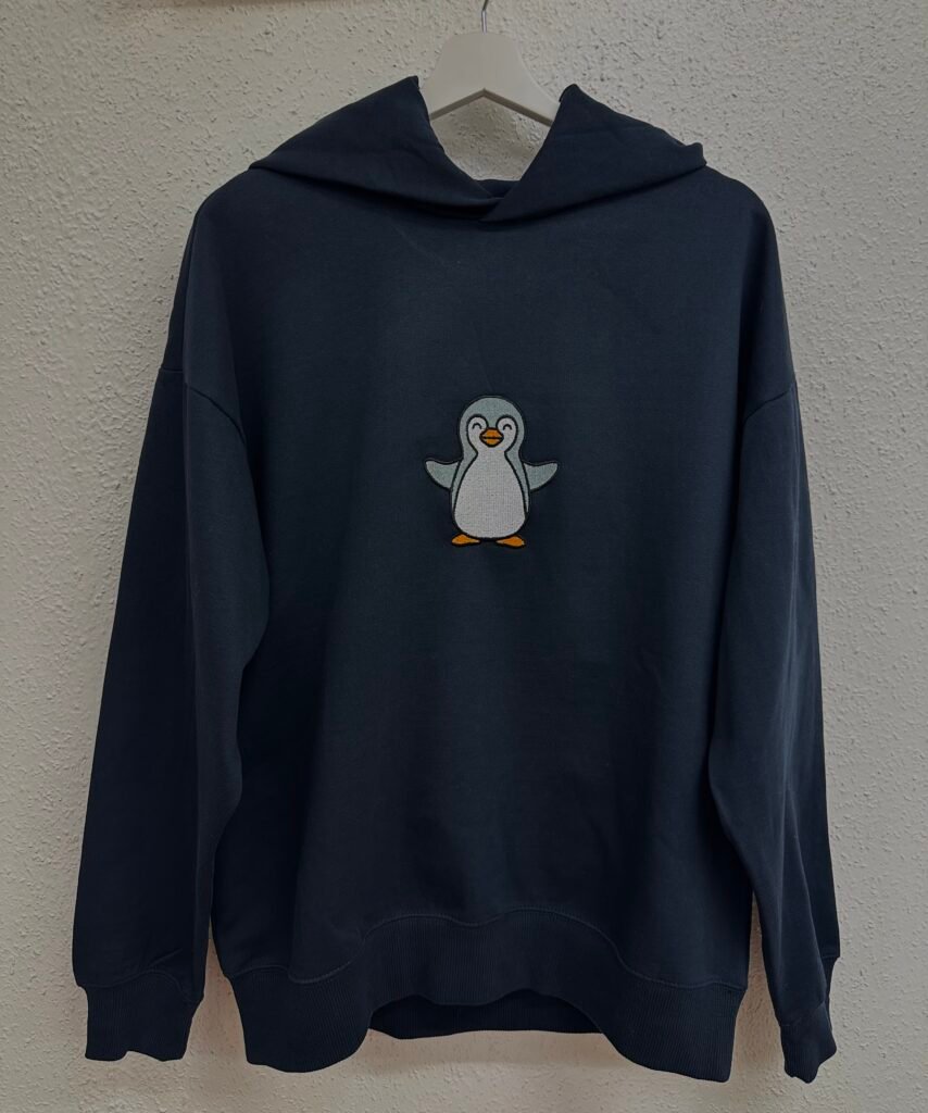 Dunkelblauer Hoodie mit gesticktem Pinguin-Motiv