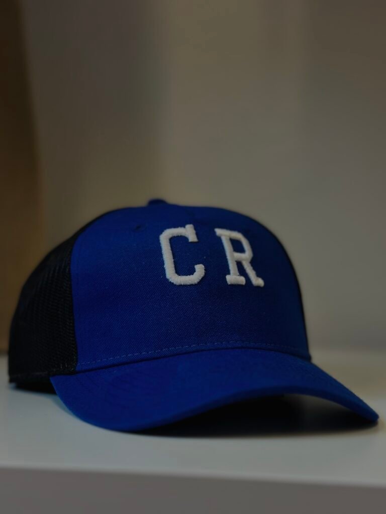 Blaue Kappe mit aufgesticktem CR-Logo