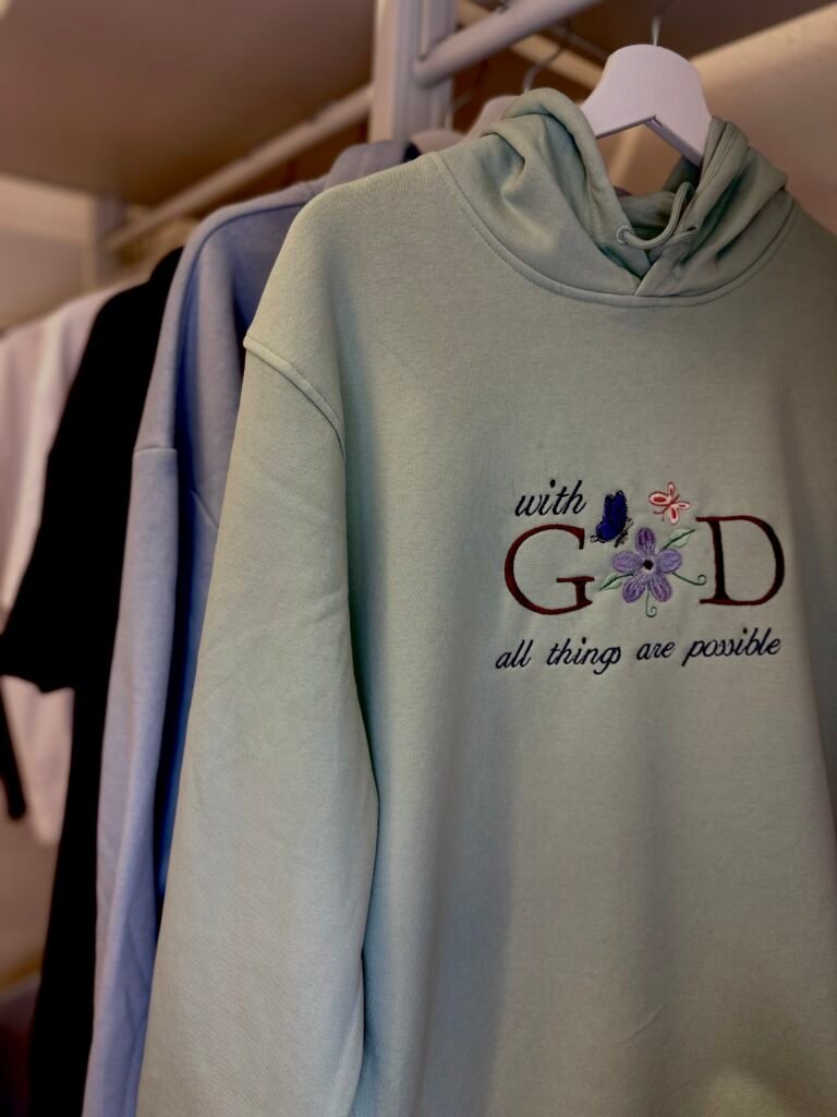 Hellgrauer Pullover mit hochwertiger Motivstickerei