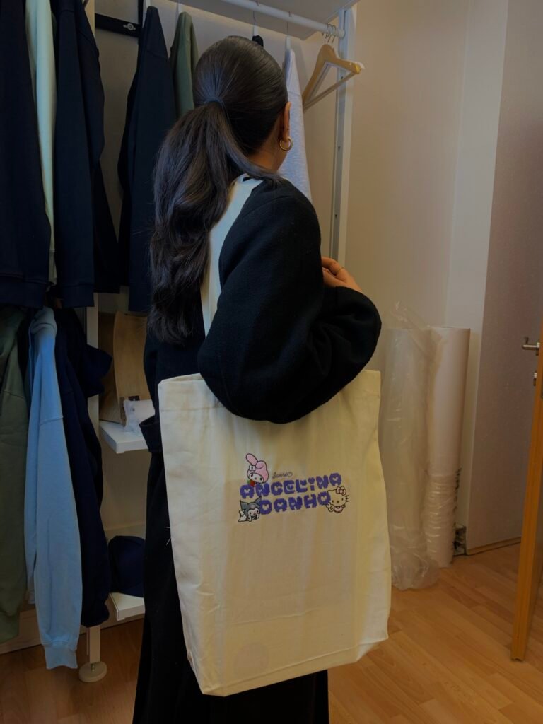 Beiger Stoffbeutel mit individueller Stickerei