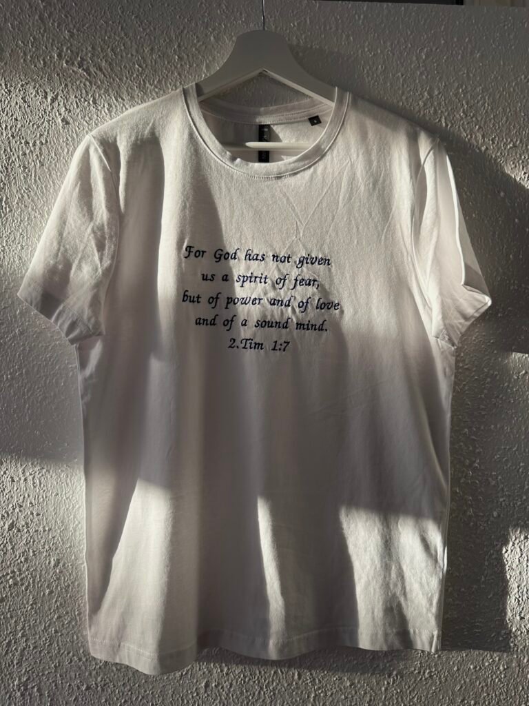 Weißes T-Shirt mit Motiv- und Textstickerei