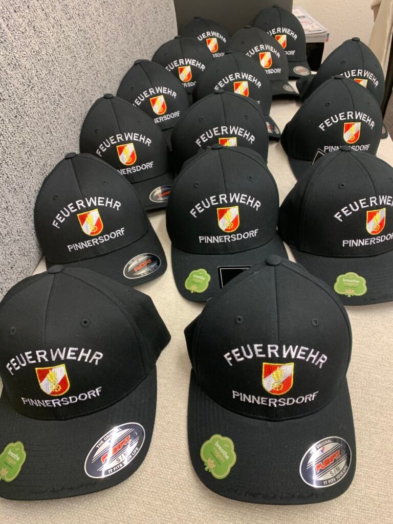 Bestickte schwarze Kappen mit Firmenlogo – ideal für Teams und Vereine
